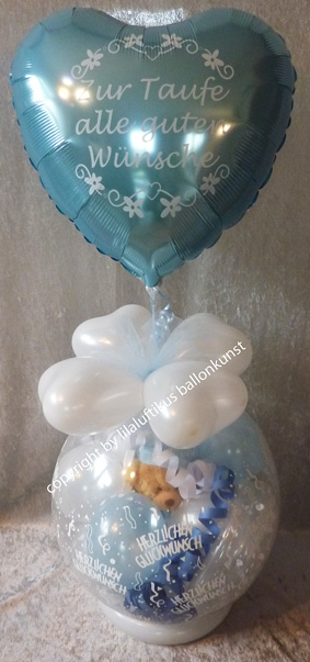 Geschenk im Ballon zur Taufe mit Teddy und fliegendem Luftballon