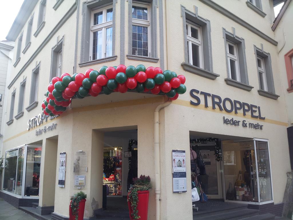 Girlande aus Luftballons zum Schmücken des Geschäfts für eine Sonderverkaufsaktion in St. Wendel