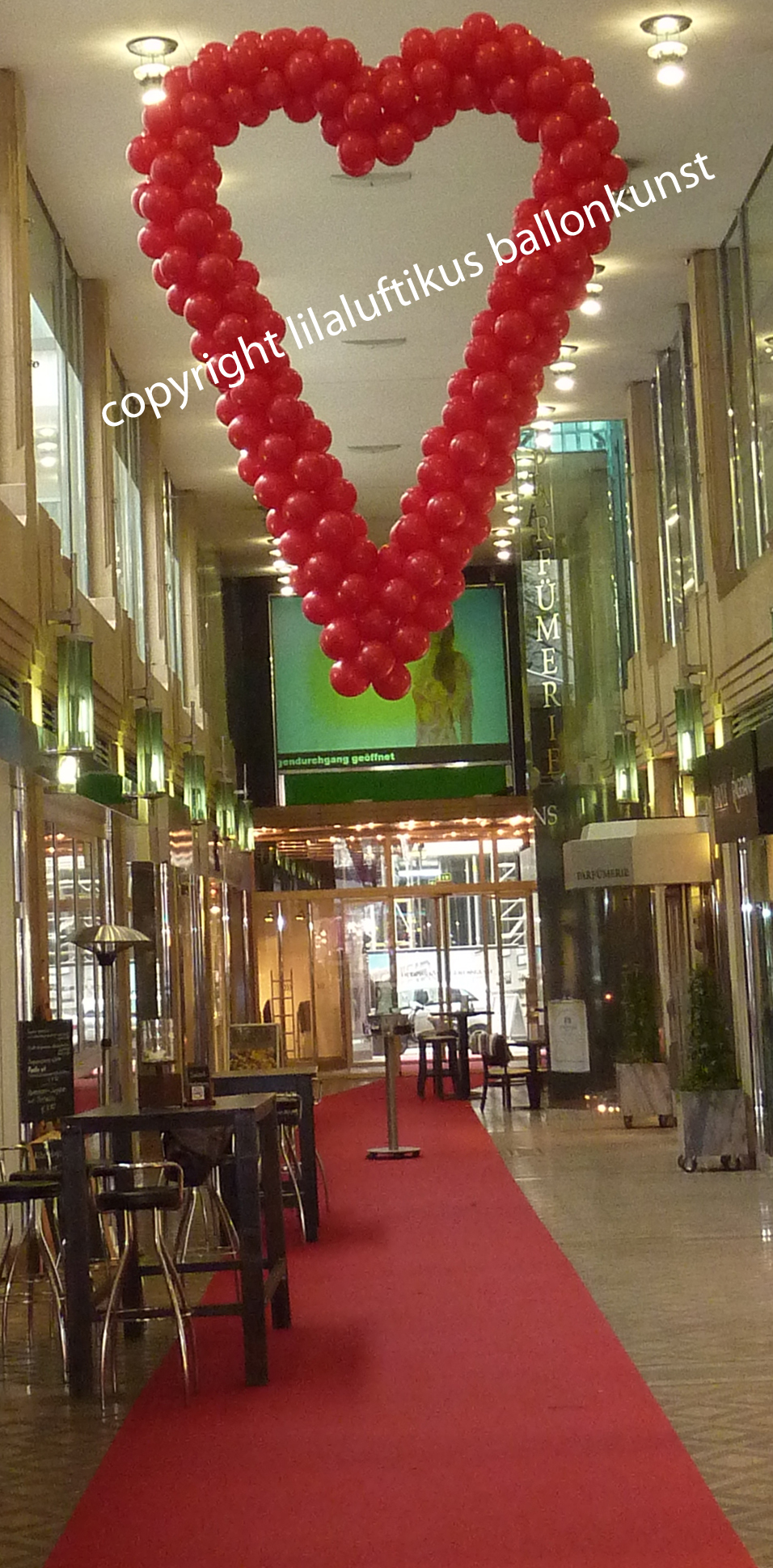 Einkaufspassage in Mannheim dekoriert mit Herz aus Ballons zu Valentinstag
